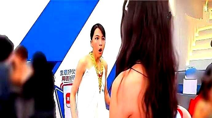 48岁温峥嵘手扶桌角，眼神在叶一茜和18岁森碟之间打转，后台瞬间静音。换装间