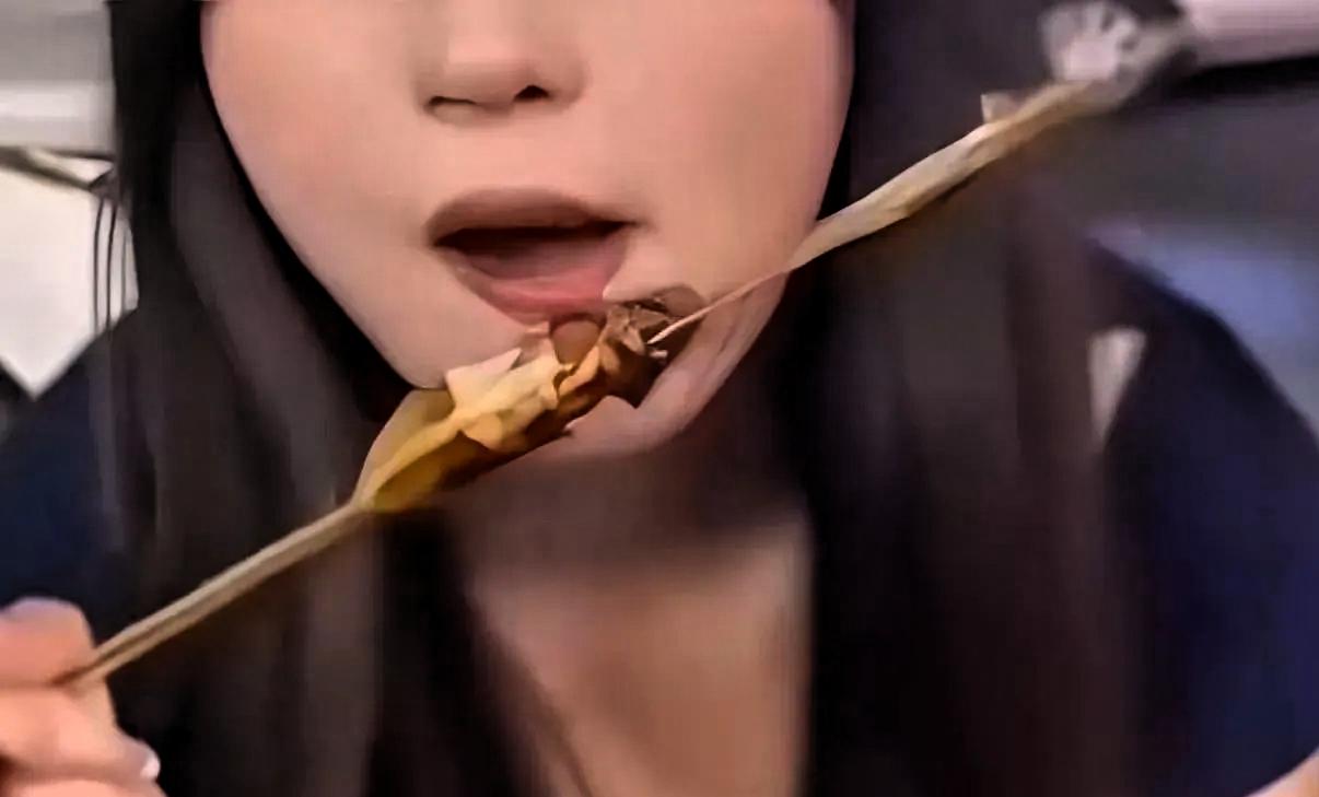 最近网上一段视频挺火，辽宁三个女孩半夜去吃烧烤，吃到一半特意打电话叫男生过来喝酒