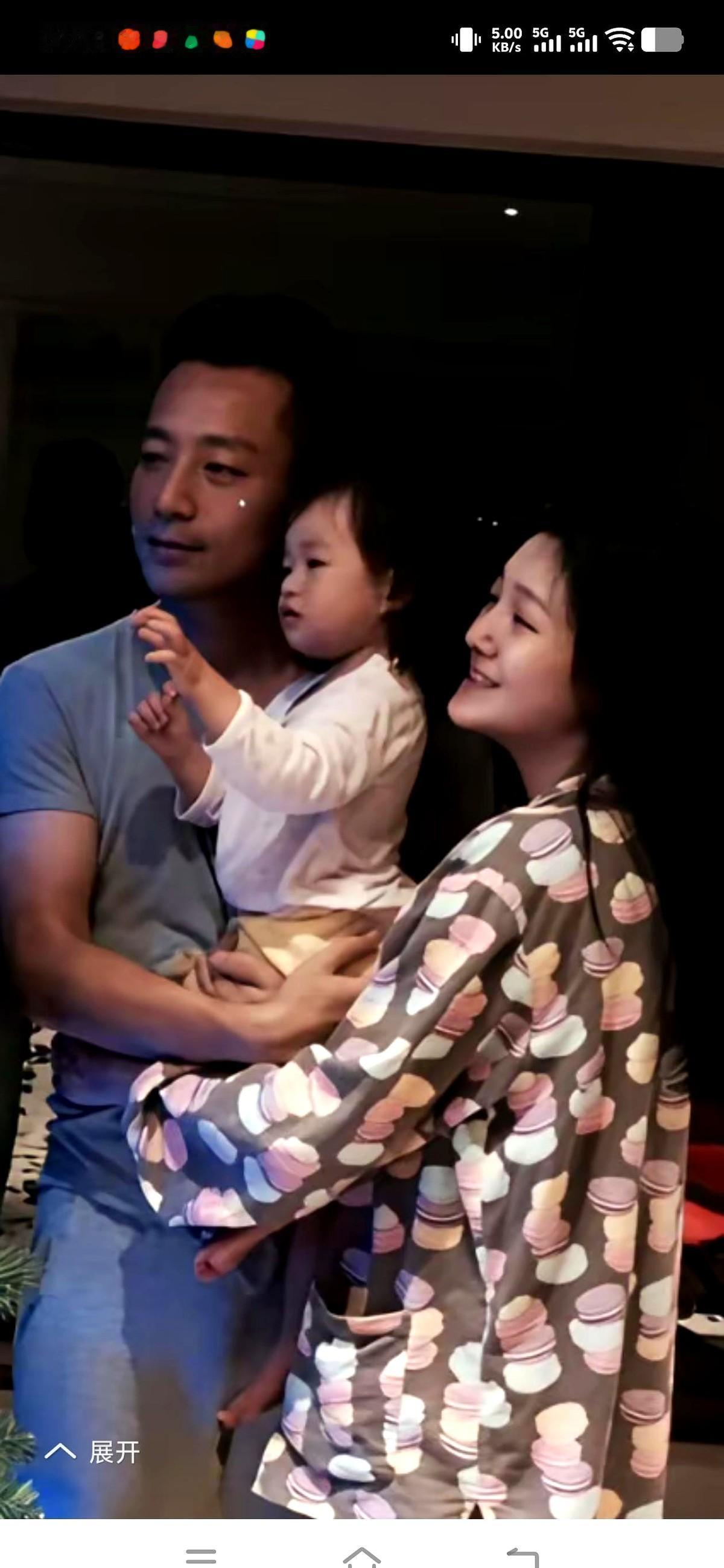 大S的下巴再次成为公共话题,起因是一张2015年的全家福被营销号翻出,昔日那道堪