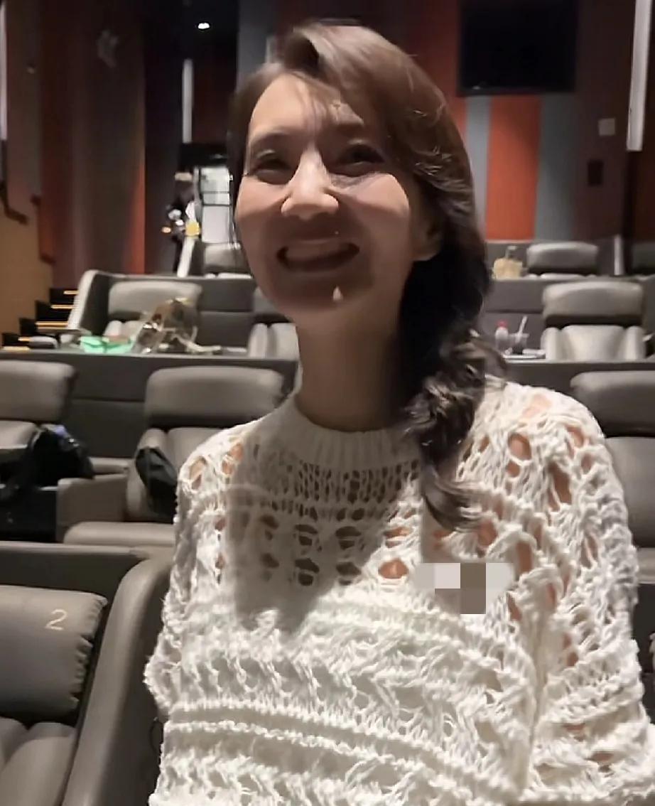 不愧是大家认可的万人迷，陈好颜值爆表，这可是顶光无滤镜啊。#陈好身材比例#