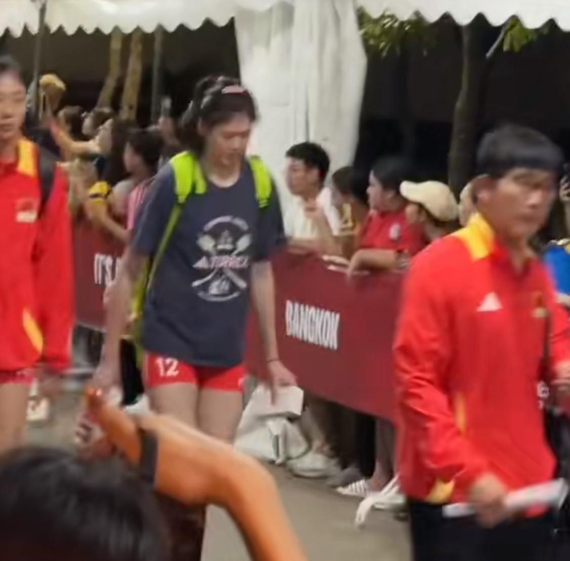 破防了[哭哭][哭哭]看到赛后，妹妹李盈莹一瘸一拐走出比赛馆，真的泪目了[哭哭]