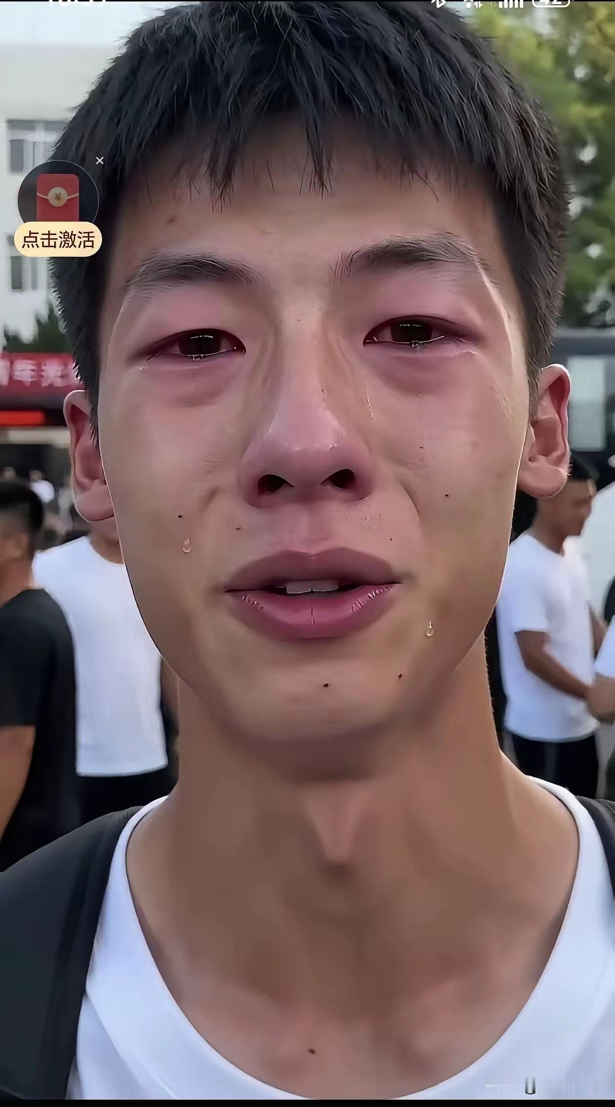 参军男孩！爸爸妈妈都已不在了，没有亲人来送他，他一个人哭的稀里哗啦！孩子，别哭，