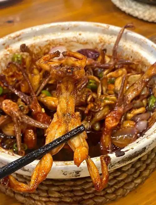 来南京，吃金陵淮扬菜，这家老店好美味！南京王家大院美食推荐：1、田鸡红烧鸭