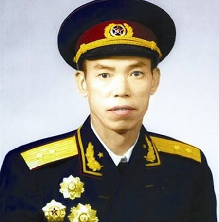 建国后，当了广州军区副司令员的梁兴初回到老家，当年铁匠铺的老板娘听说梁兴初当了大