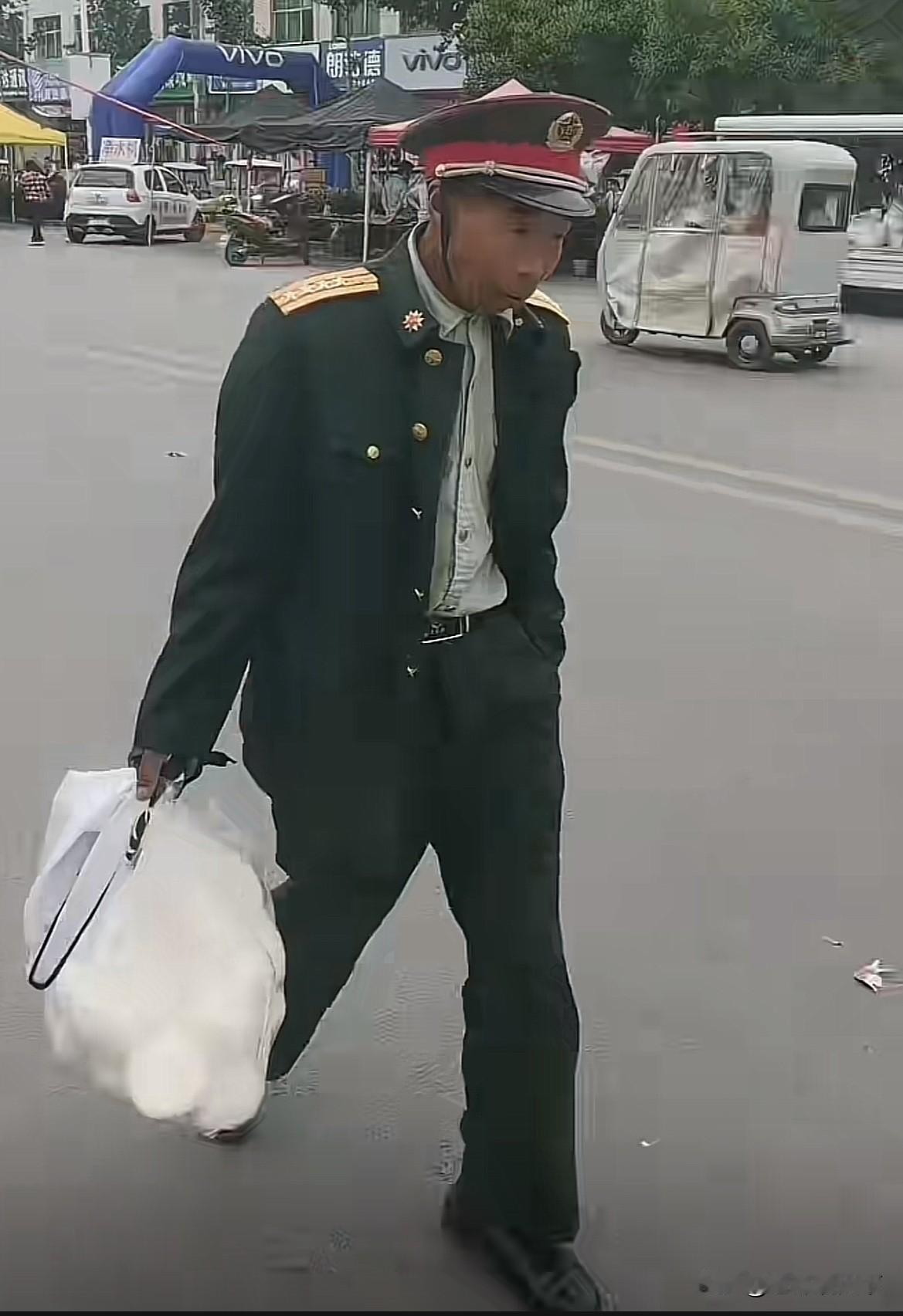 这绝对绝对不是军人。这大爷，肩扛大校军衔，一身将军服逛街。仔细一瞅，不对