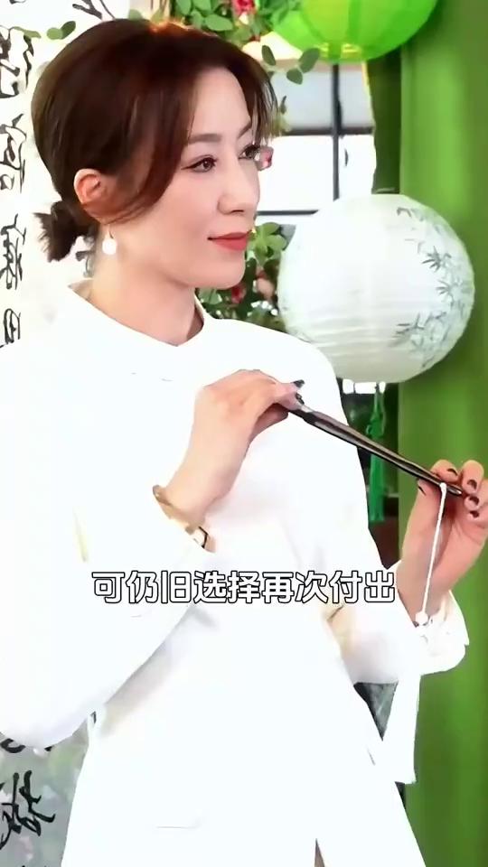 没有对比就没有伤害，15年后再看TVB四小花旦，咖位早已大不同。·第一位：钟嘉