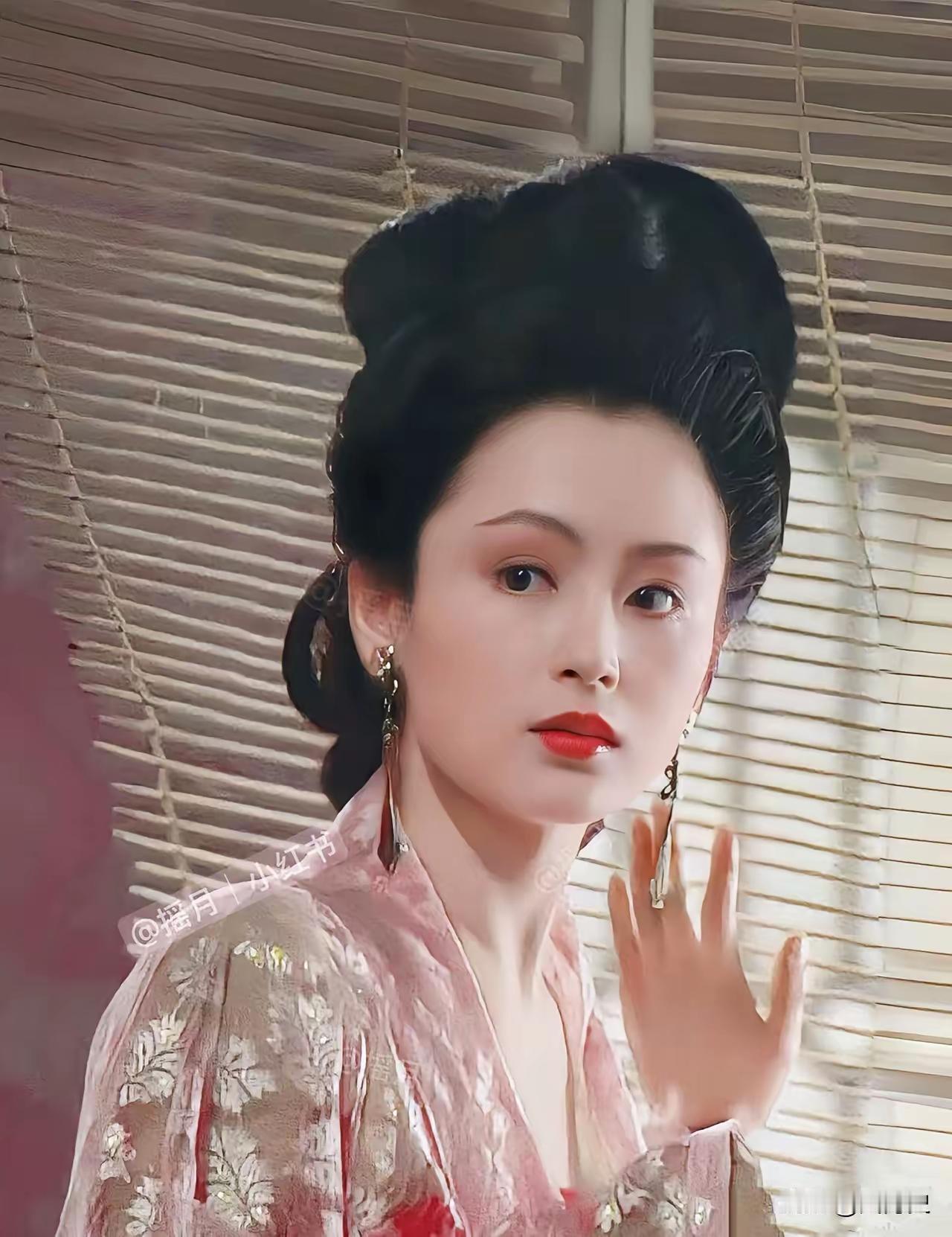 王允先把貂蝉许配给吕布，吕布本是西凉一介武夫，没有见过这样美丽动人的女子，眼睛都