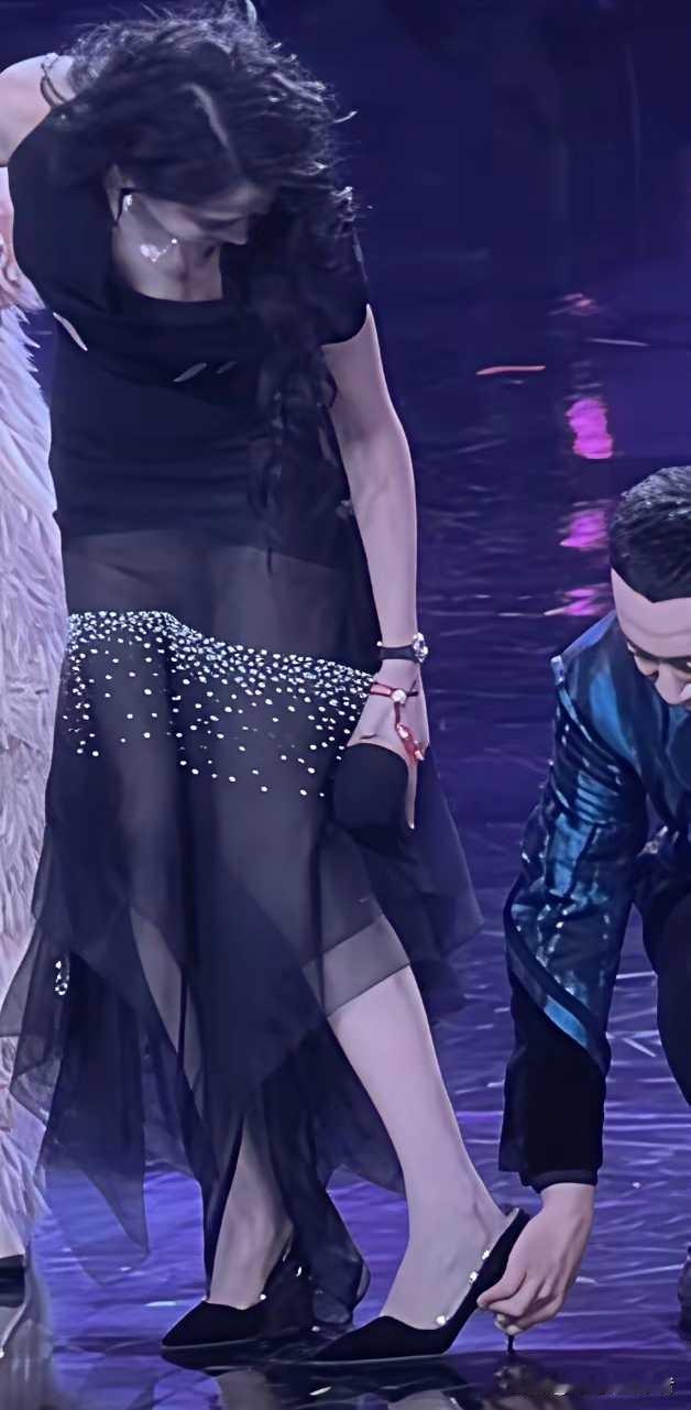 尼格买提比关晓彤还尴尬，关晓彤鞋跟卡住了，尼格买提如果帮忙拿不出来，真的就更尴尬