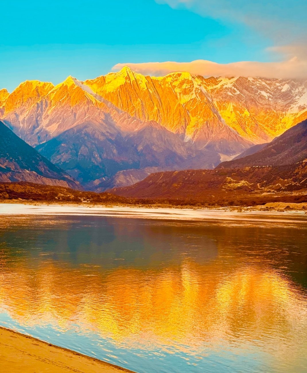 我真的很少用“震撼”形容一个地方……西藏在这里，我曾读到这样一段话：“我们见过