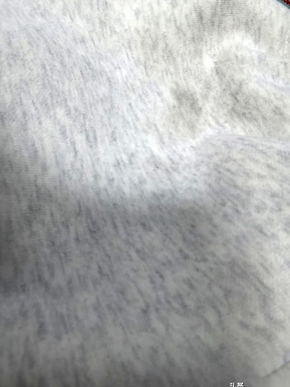 我被人踢了。在公交车上，被一个老太太，连着踢了好几脚。我发誓，我连她一根头发