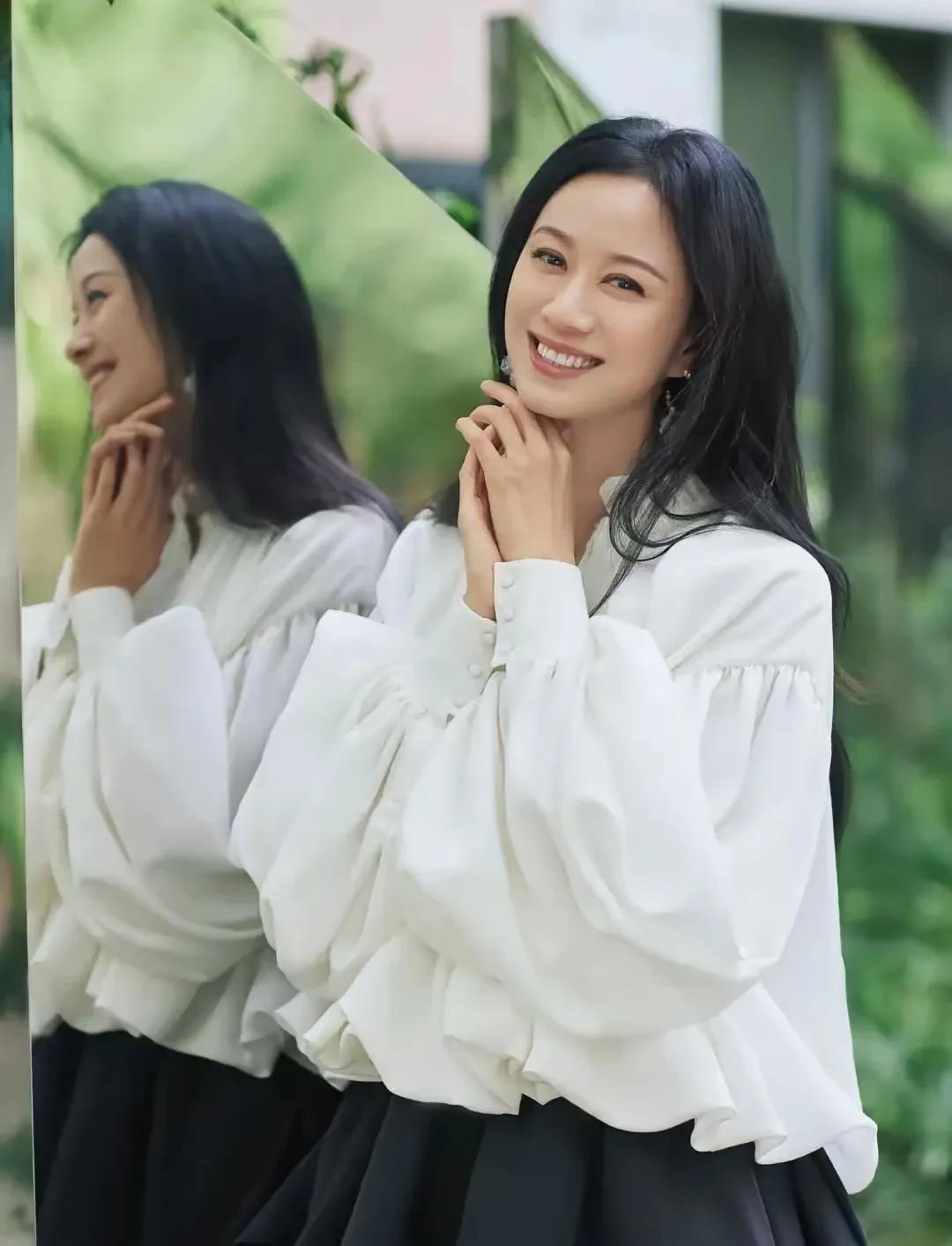 倪虹洁以前说过，她21岁结婚一部分是因为被逼无奈，是父母说“必须结婚才能同居”，