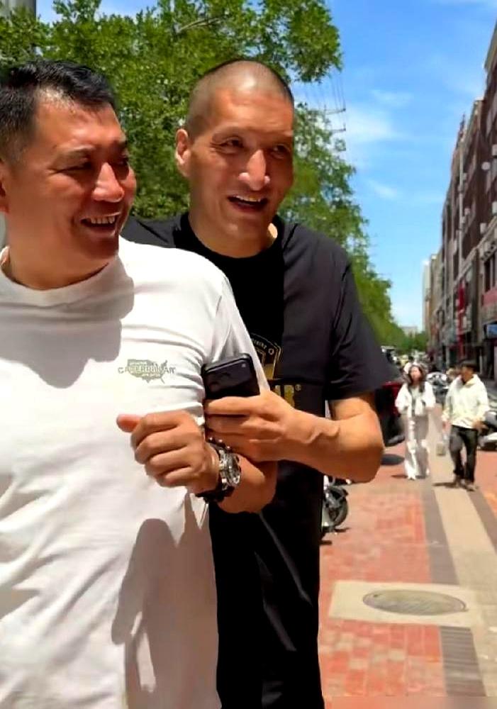 一个称呼，能值一套房？当巴特尔为山东打全运会时，巩晓彬亲自上门相请，拍肩寒暄像