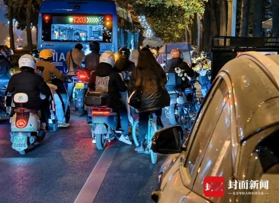 成都“较真哥”火了！9天举报92次违停，被怼“骑共享单车瞎折腾”，他的反击太解气