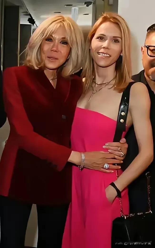 这是布丽吉特的女儿，可不是马克龙的女儿，看起来布丽吉特的女儿也不漂亮，确实太像妈