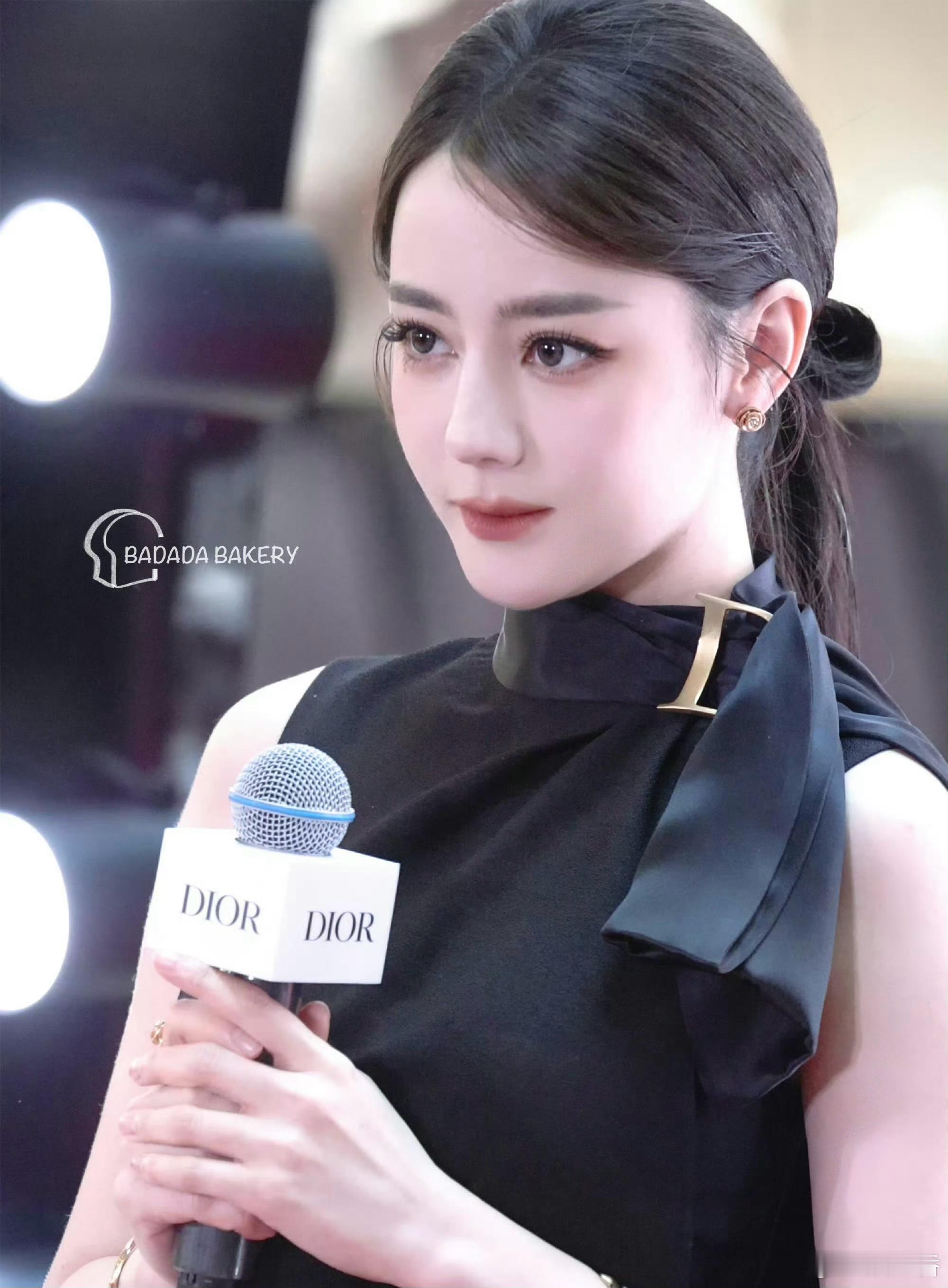 迪丽热巴这个镜子放得好妙迪丽热巴这个镜子放得好妙啊，镜子里的美巴巴突然出现，谁说