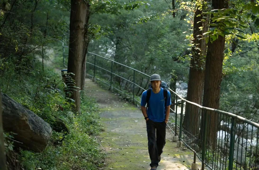 王一博越来越‘独’，不是被孤立，而是他掀了桌子。你以为的‘孑然一身’，是他拿回