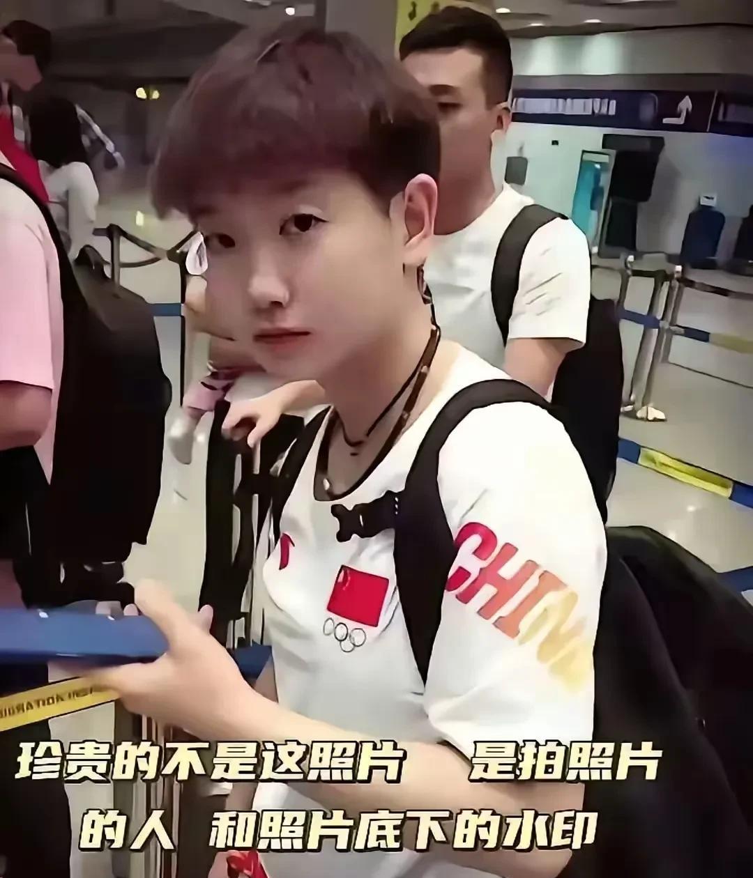 回看王楚钦和孙颖莎在一生一次的青奥会上的照片，王楚钦用金牌圈住了孙颖莎，虽然他说