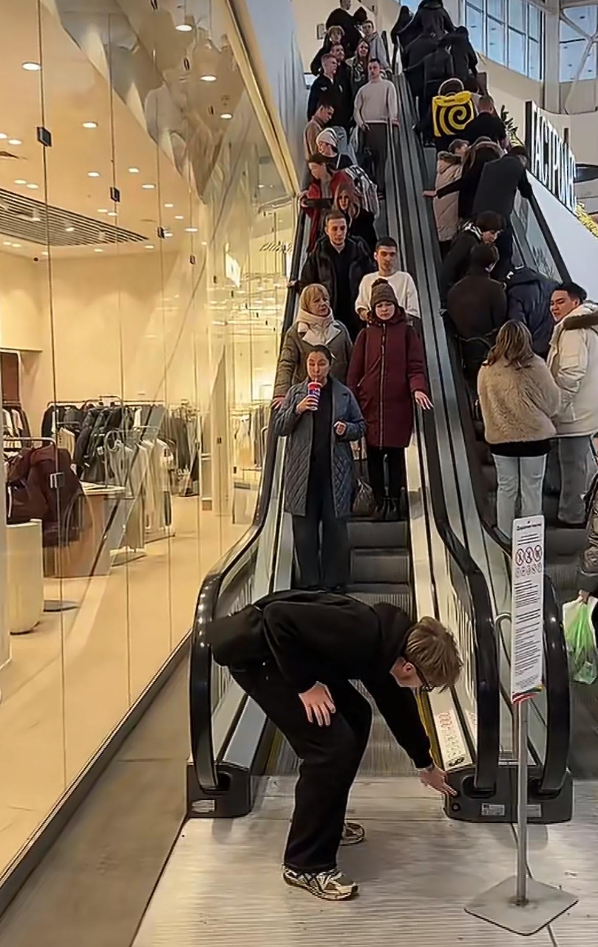 俄罗斯网红挑战不被打系列：故意随机关掉手扶梯，然后站在扶梯前面试试有没有人打他，