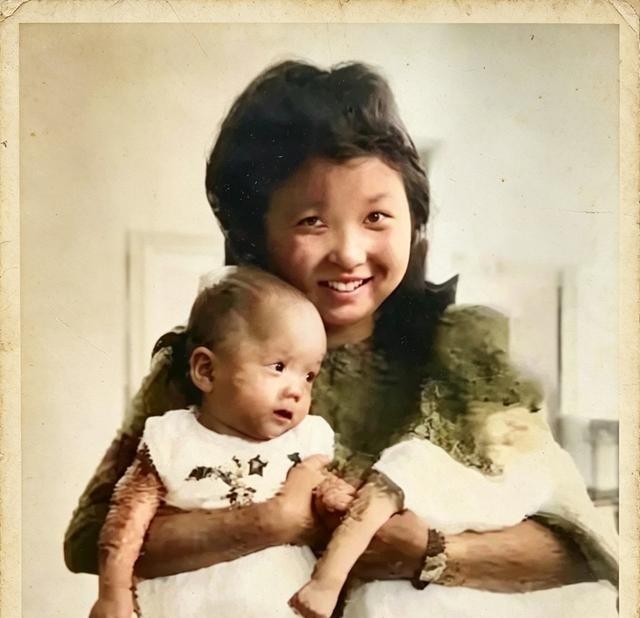 1942年，蒋经国的“私人秘书”章亚若和儿子的合影，不久暴毙身亡如果把民国人物