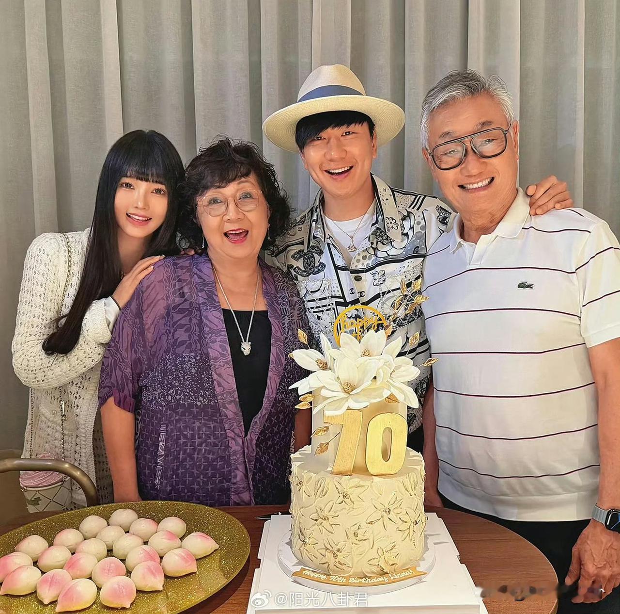 林俊杰这个小女友七七真的太蠢了她竟然跑去报警是告网友还是爆料她的同学？其实