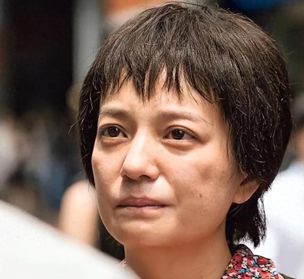 赵薇再传噩耗，封杀只是冰山一角，15岁女儿或成她的最后一根稻草小四月的名字最