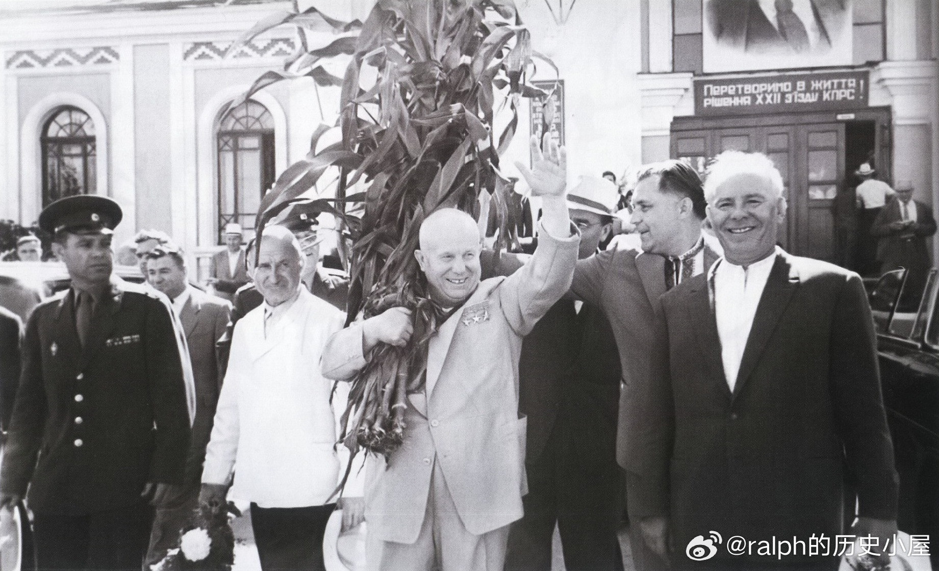 1962年赫鲁晓夫在乌克兰考察，肩扛一捆玉米秸秆向人们打招呼，右二为时任乌克兰部