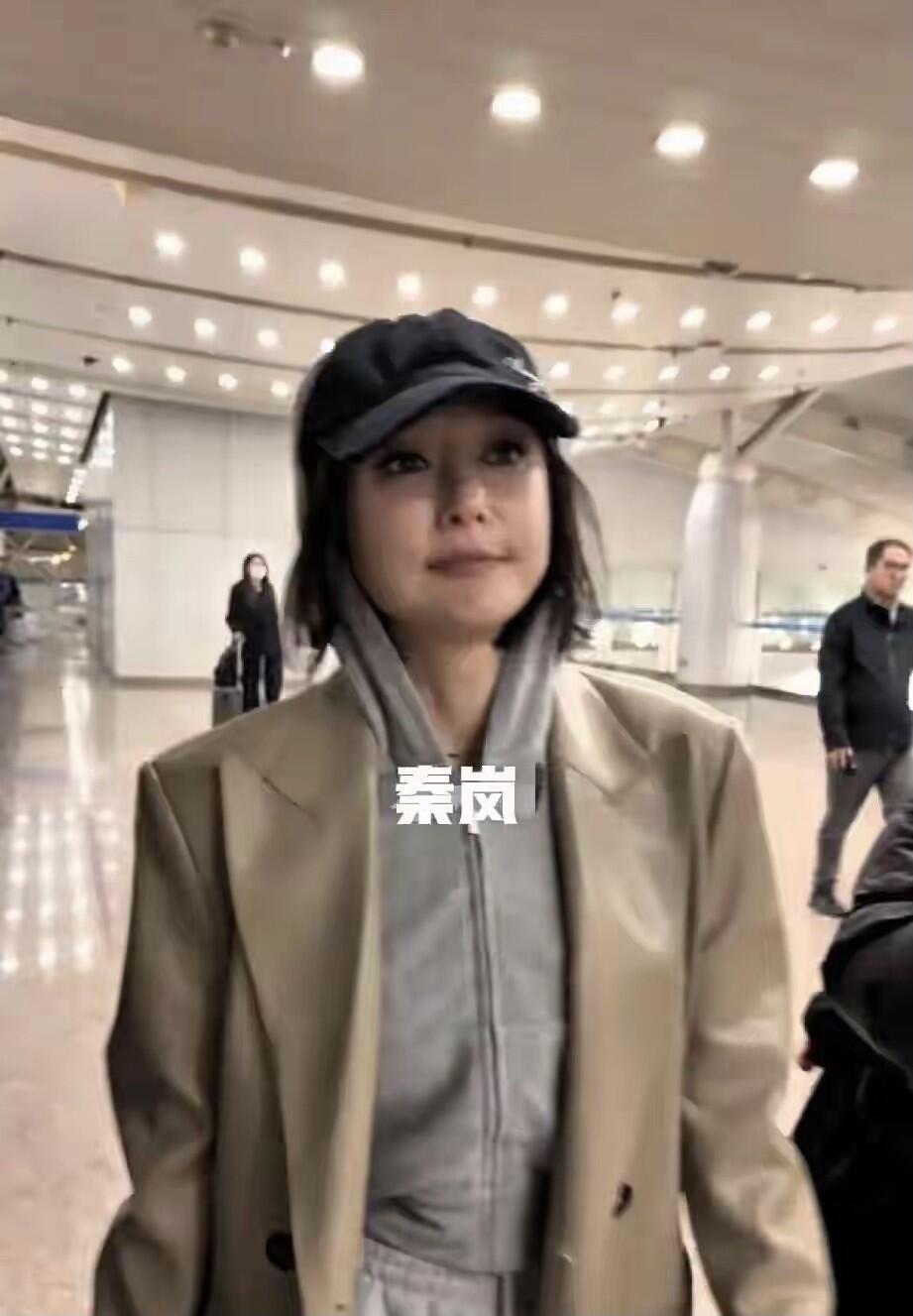 女神老了，脸部有点发腮了，其实明眼人都看出来了，她身材有点臃肿，气质和状态没有在