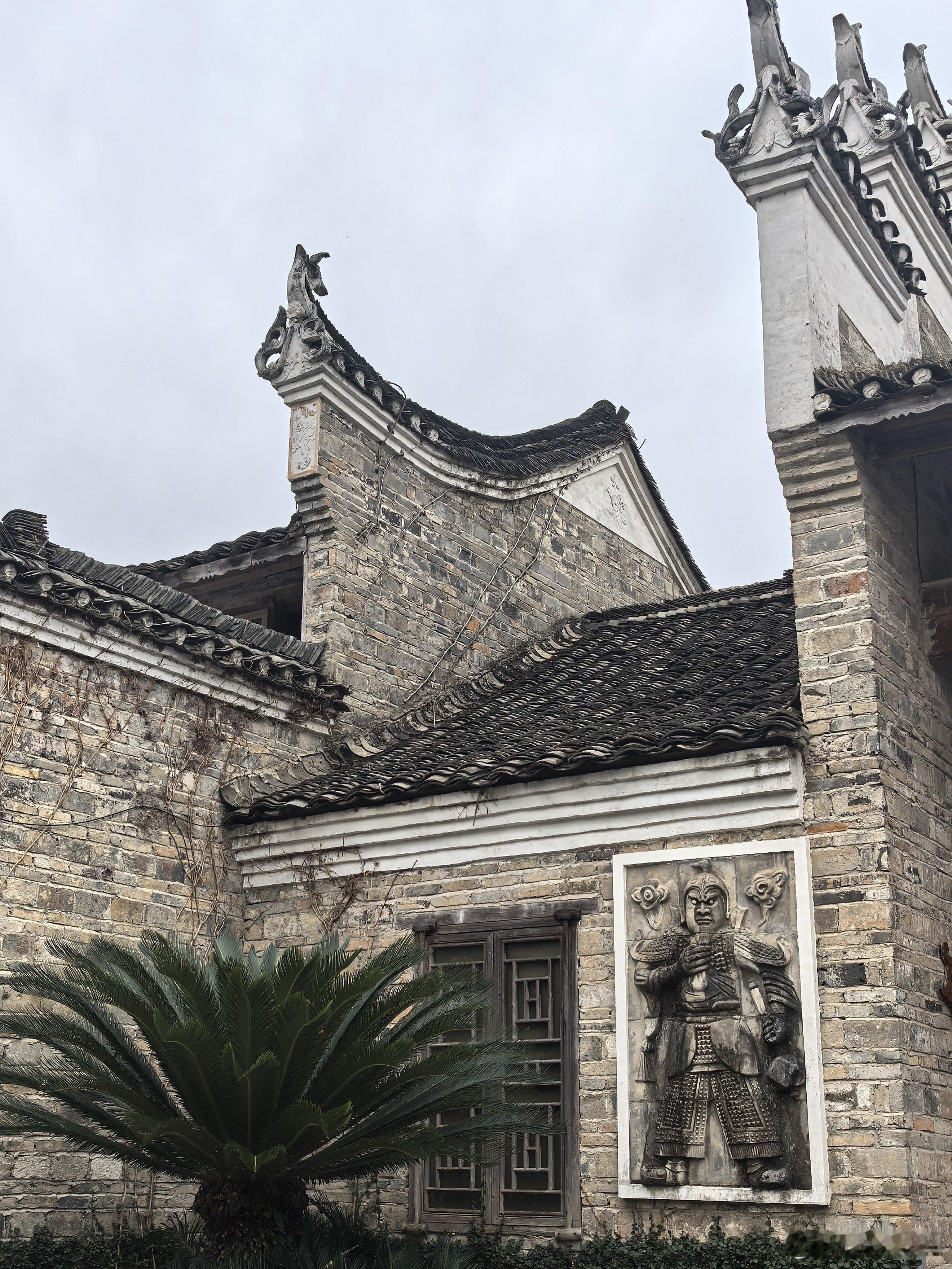 一个人造景点还要收40一张门票，里面全都是商业，这样的所谓古村落国内数不胜数，变