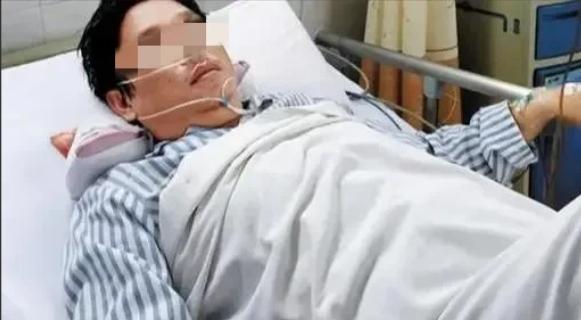江苏苏州，男子车祸重伤后，妻儿都不来照顾。男子的好友看不下去，细心照顾男子15个