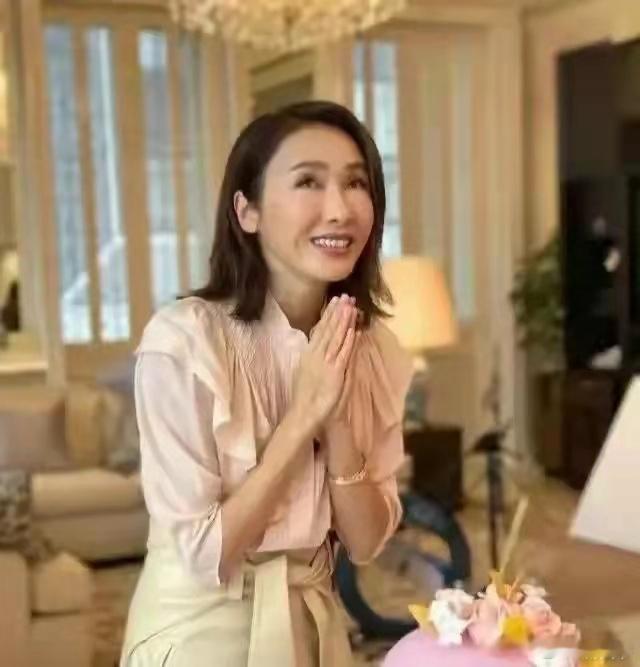 黎姿晒出3亿豪宅内景，家中奢华堪比皇宫，一顿早餐吃掉好几万​​​！​​​