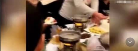 白嫖上瘾了！女子带了亲戚朋友11口人来吃火锅，他们要了包间，点了十只锅底，拿了免