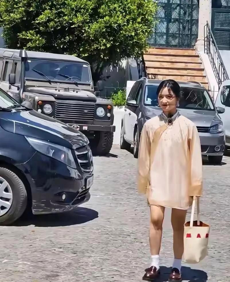 这是沈月吗？这衣服穿的有点像道姑啊！
