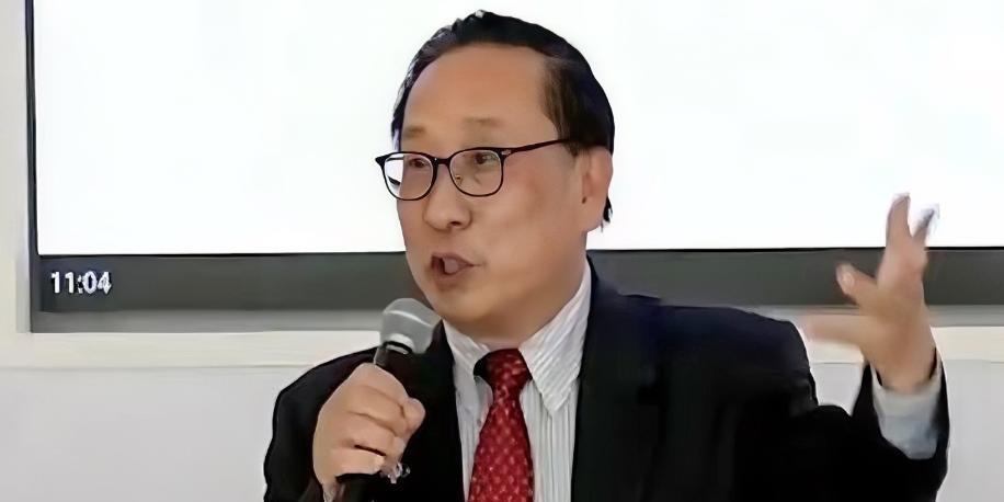 一句话,就能把一个国际会场问到鸦雀无声。那位菲律宾学者,脸估计都白了。我们这边
