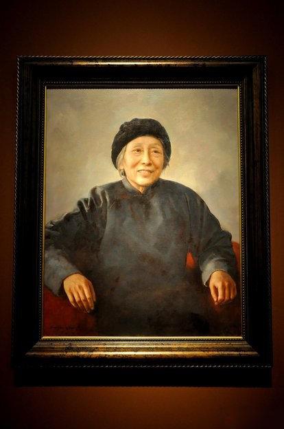 【这位老太太是谁？参加会议时，主席、总理立刻起立迎接】在1961年中国共产党成立