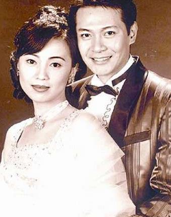 1996年，邓萃雯爱上已婚的江华，不顾江华怀孕的妻子，连续6天在邓萃雯闺房私会，