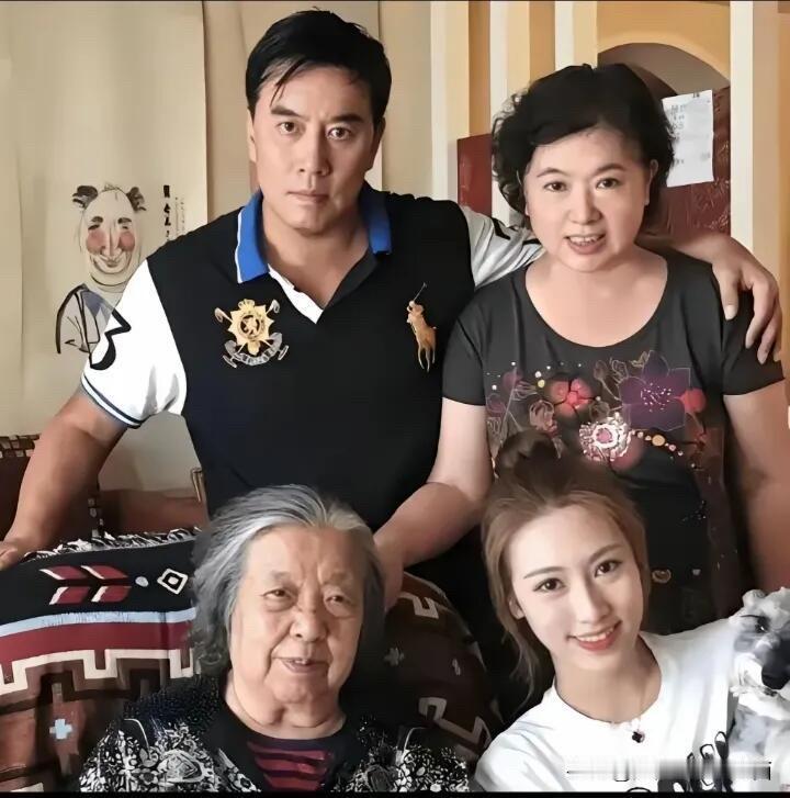 这是早年陈佩斯的母亲李玉洁和女儿一家三口的合影，女儿陈丽达的颜值比陈佩斯高一些，