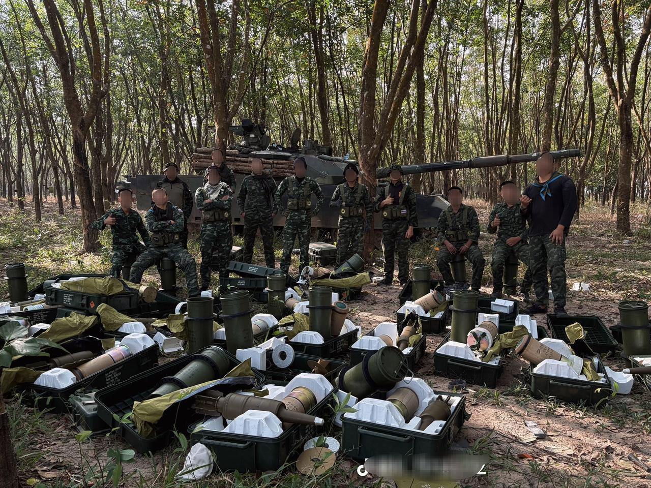 泰国皇家陆军在给VT-4坦克装填弹药