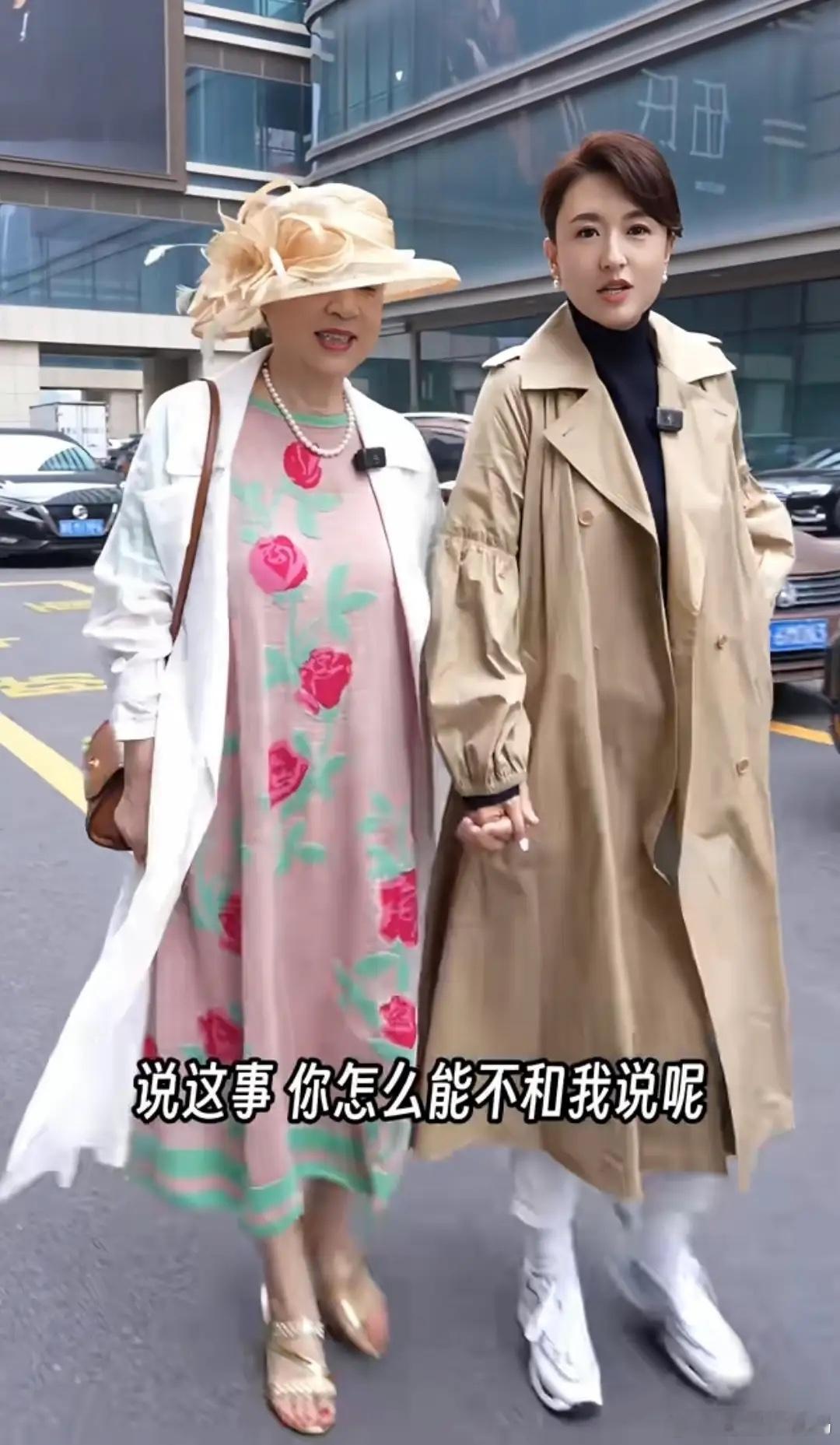 主持人张蕾带妈妈逛街亲妈七十多岁看着好年轻穿高跟鞋逛都不带累！​​​