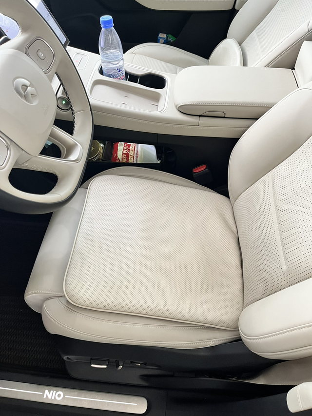 蔚来ES6座椅问题这个座椅最大的问题就是坐垫一味的追求软，座椅又窄，坐下去整个