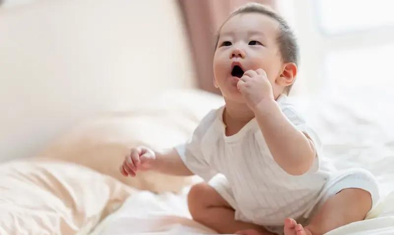 一、基础护理：从喂养和生活习惯调整1.母乳喂养妈妈调整饮食-若宝宝是纯母