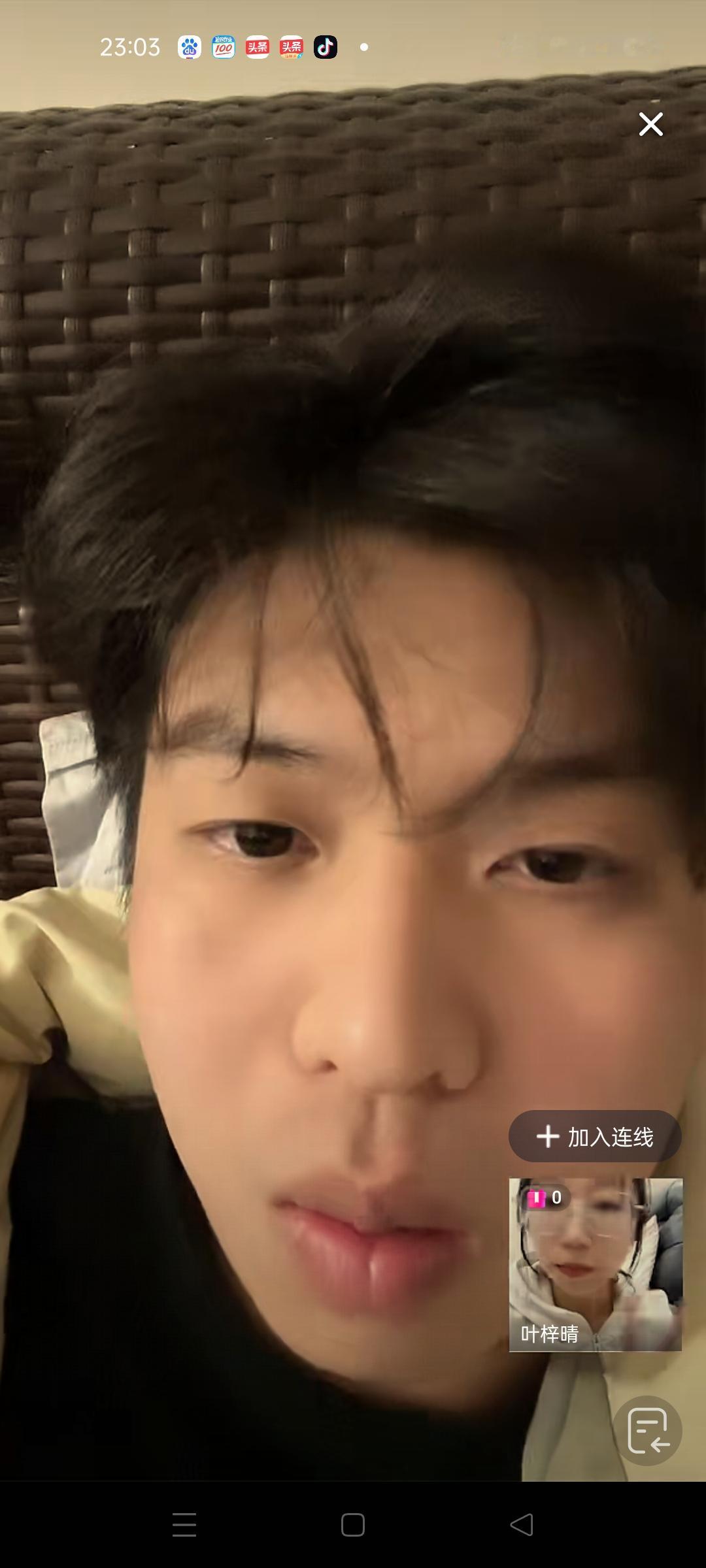 叶锐聪姐姐和姐夫夜里直播连线，谈恋爱撒了一波狗粮，周六叶锐聪姐姐打算去四川，姐夫