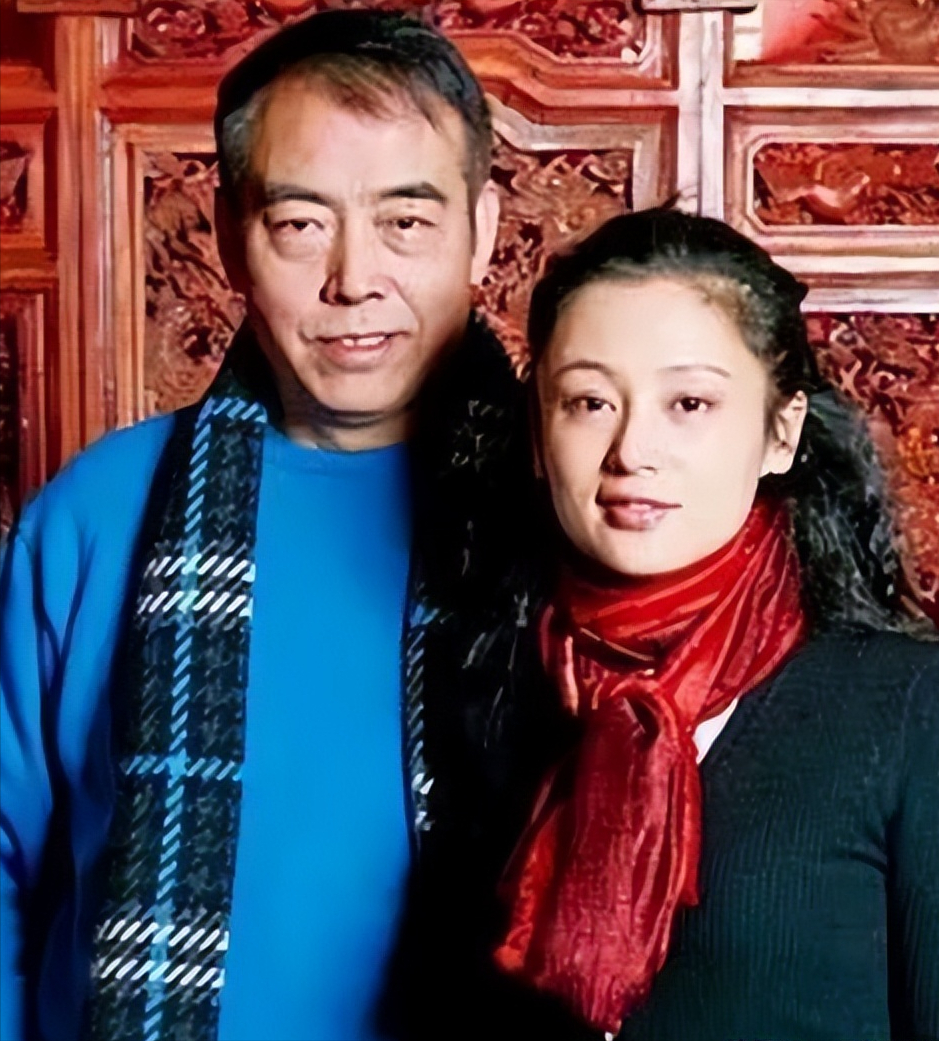 当年，陈凯歌带陈红去澳大利亚玩，在逛奢侈品店时，店员十分惊讶地对陈凯歌说：“先生