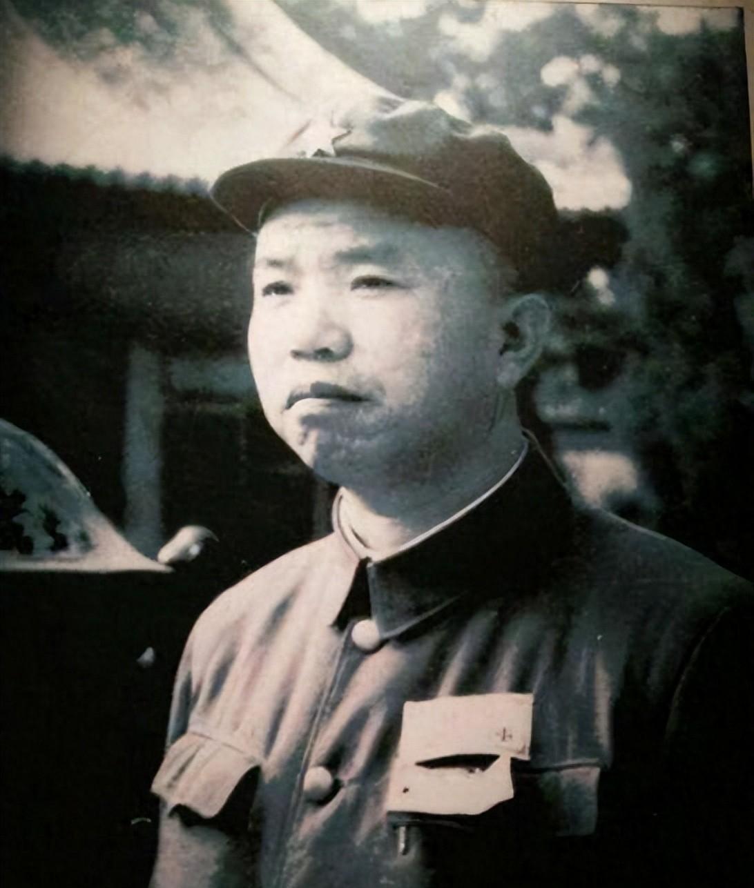他的军衔比许世友高，但因职务受限，重用程度竟不如很多中将，这位四方面军将领是谁？