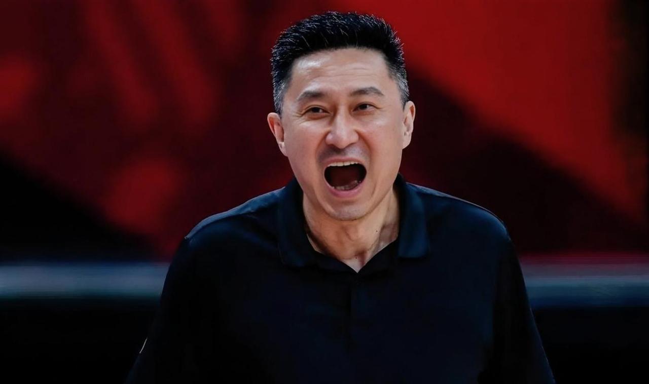 广东男篮收到建议！随着广东男篮进入休赛期，不少自家球迷提出建议！有球迷建议续约