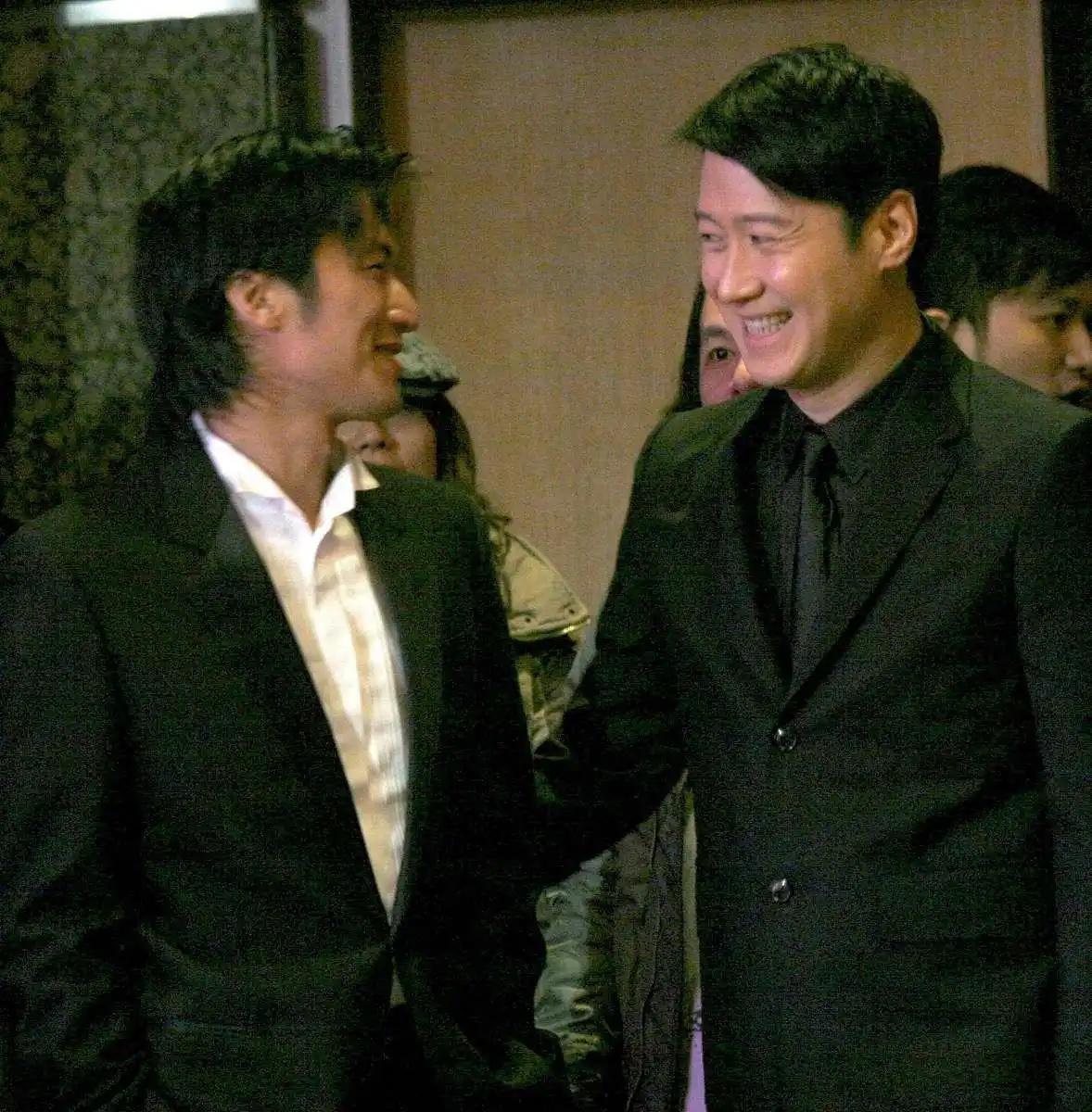 2009年2月18日，黎明与谢霆锋参加在上海举办的，新娱乐慈善群星会颁奖晚会。