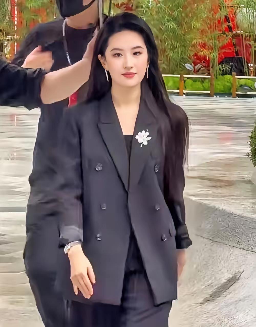 天梭这次算步了宝格丽的后尘，刘亦菲在成都参加活动，结果，所有人看到的第一眼，