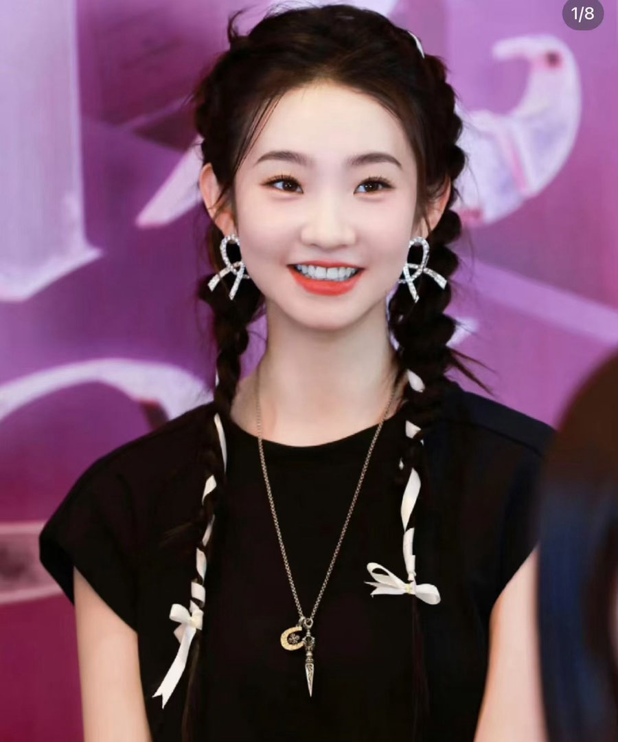 张艺凡从书中走了出来张艺凡要提前过六一了张艺凡这身造型，把“童趣”穿出了新高度