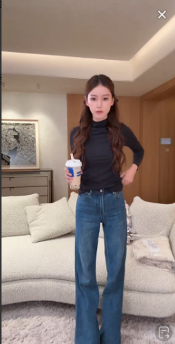 马筱梅，真让人看不懂。10月23日，刚刚，马筱梅在直播间直播卖牛仔裤，她穿着