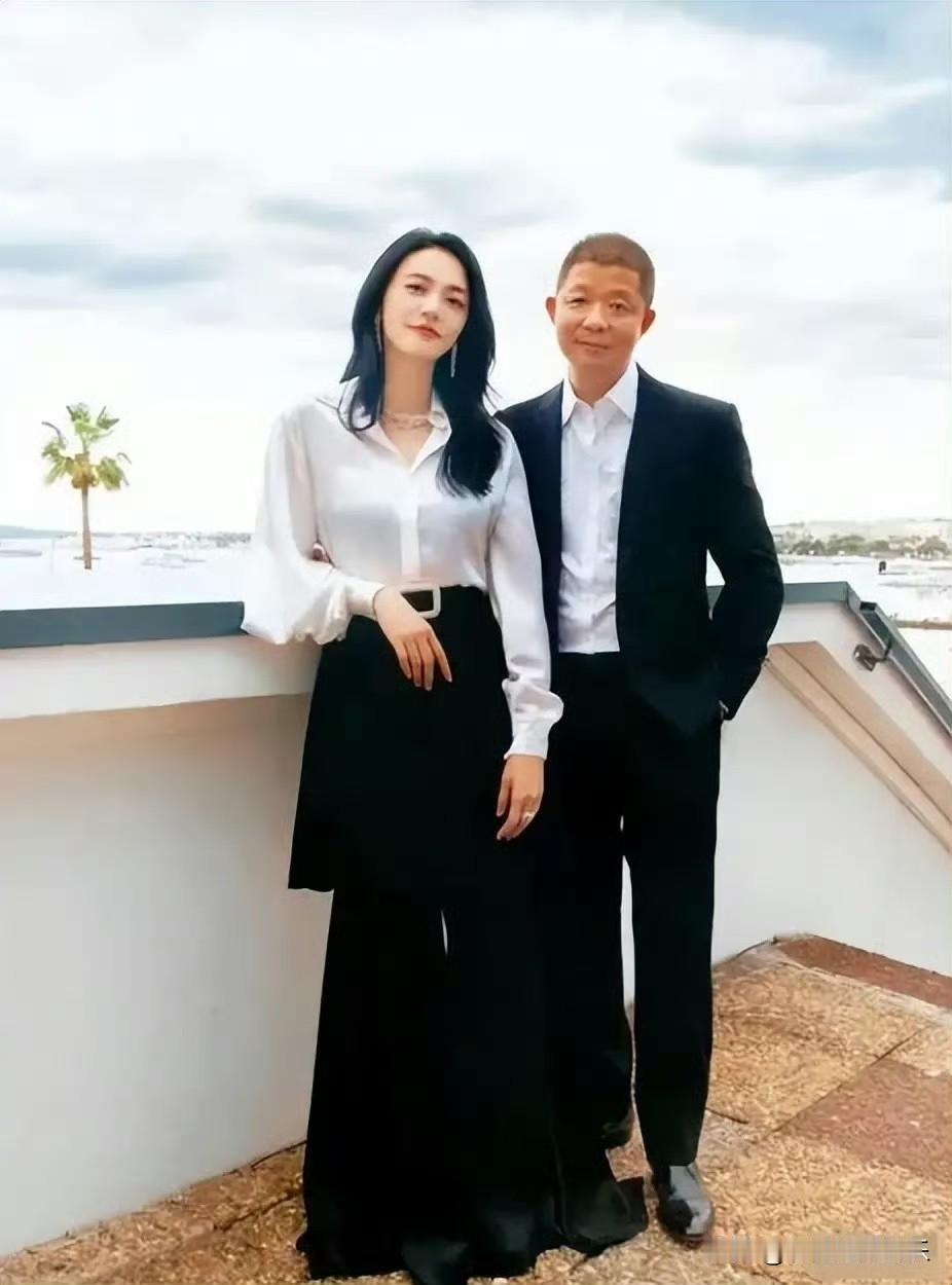 唐一菲不是2+1，是姚晨先出轨的，凌潇肃在低谷期和唐一菲互相取暖走到了一起。