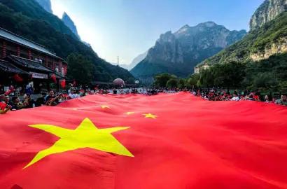 “上人民日报了！”河南云台山，一名旅客登山刚行至山腰处，便碰上景区人员正在吊